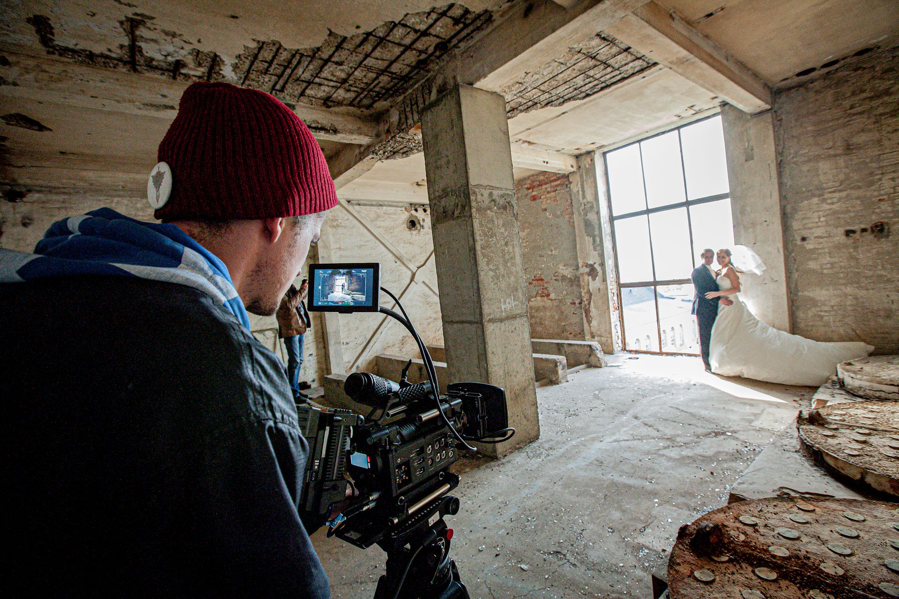 photographe et assistant en coulisses lors d'une séance photo de mariage