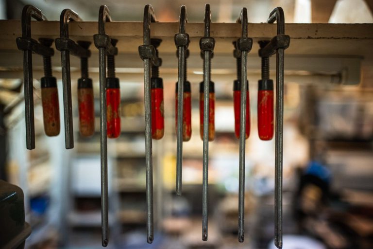 Luthiers à Paris : réparations rapides pour instruments à cordes