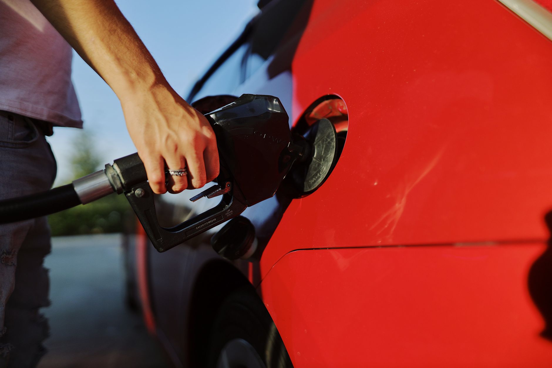 Mélanger carburants pour économiser : un piège coûteux pour votre voiture
