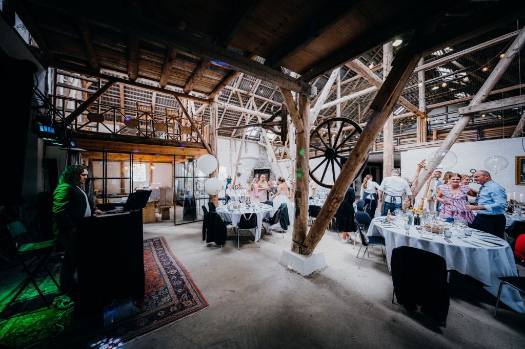 DJ de mariage dans l'Ain : comment choisir son DJ animateur
