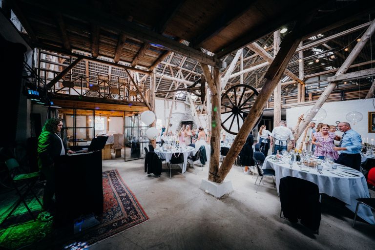 DJ de mariage dans l&rsquo;Ain : comment choisir son DJ animateur
