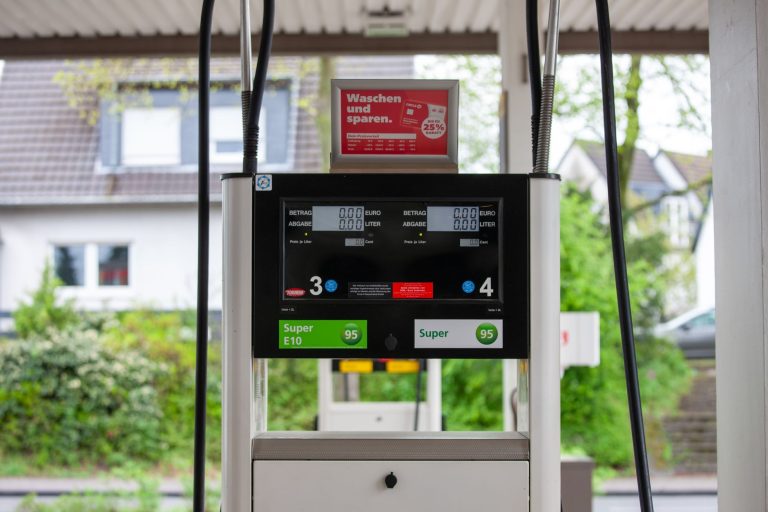 Carburant : Comment la flambée des prix transforme les habitudes de mobilité des Français ?