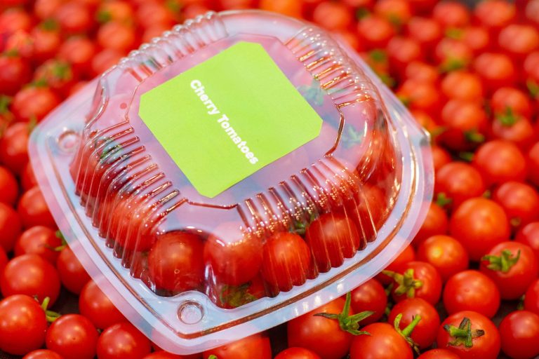Depuis le 23 septembre, Carrefour rappelle des salades contaminées : que faire ?