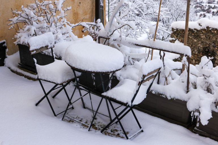 Mobilier de jardin : les matériaux qui défient le gel cet hiver