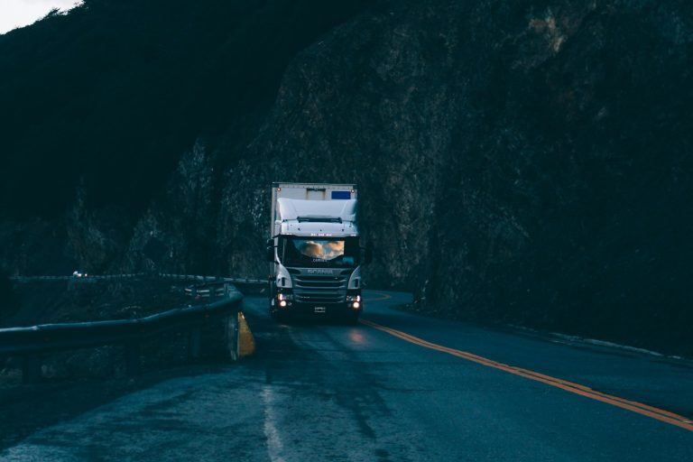 Crise pétrolière : les camions électriques, la clé pour réduire vos coûts ?