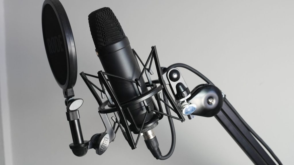 Accessoires indispensables pour un micro chant : filtre, suspension et