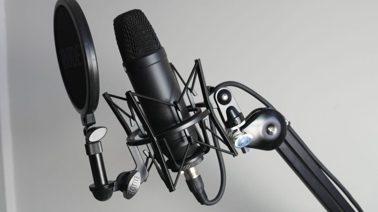 Accessoires indispensables pour un micro chant : filtre, suspension et