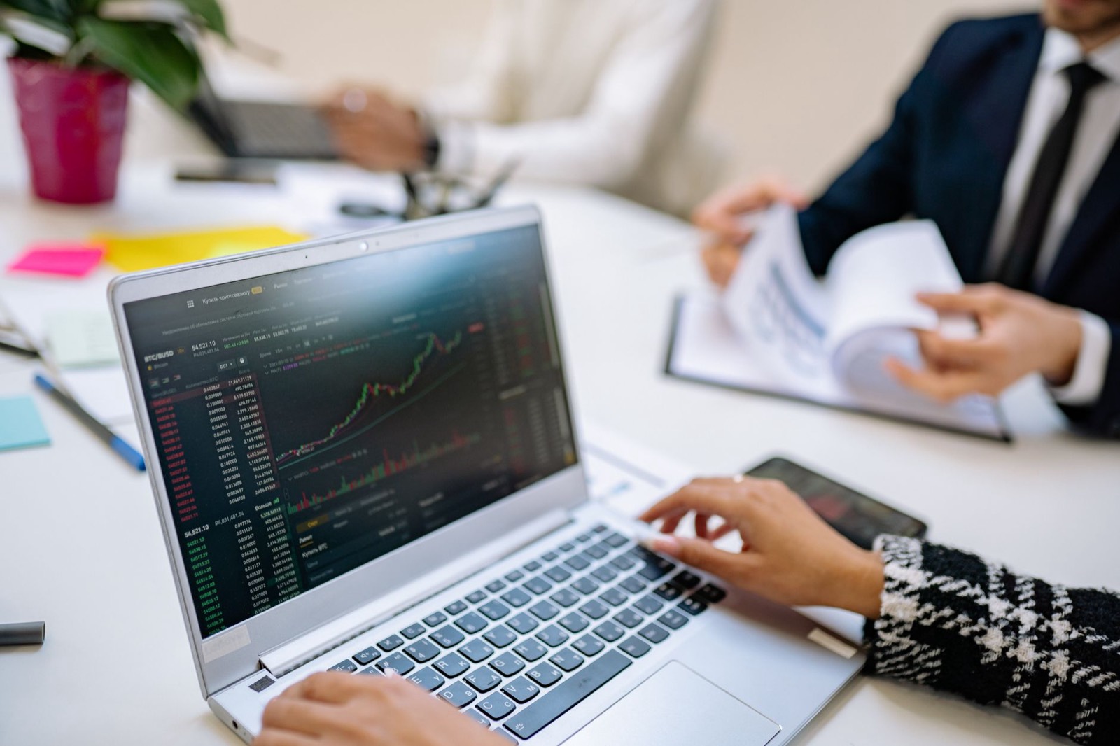 Graphique de cours de cryptomonnaies affiché sur l'écran d'un ordinateur portable