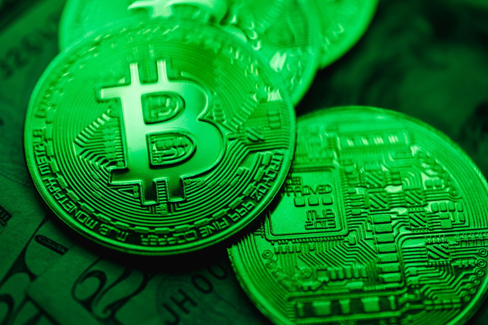 Pièce de bitcoin posée sur un circuit imprimé électronique