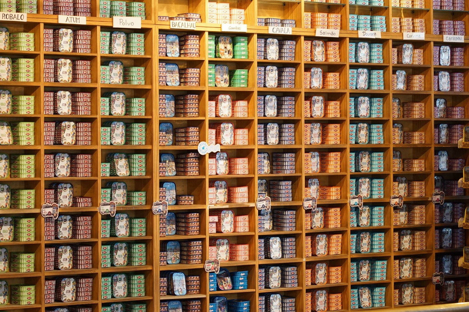 rayonnage de magasin bien organisé avec produits visibles et étiquetés