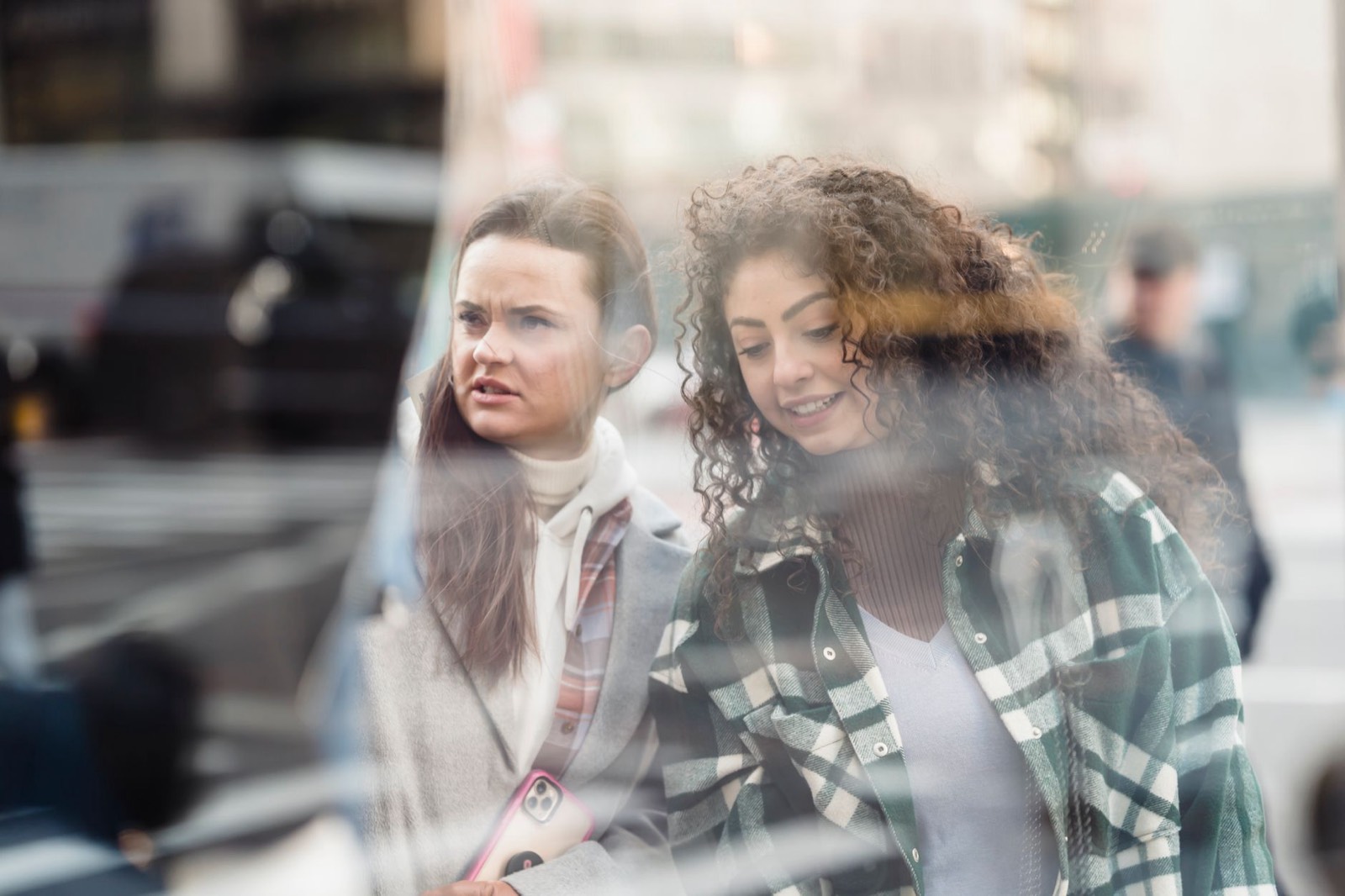 Vitrine de commerce avec des clients qui regardent les produits exposés