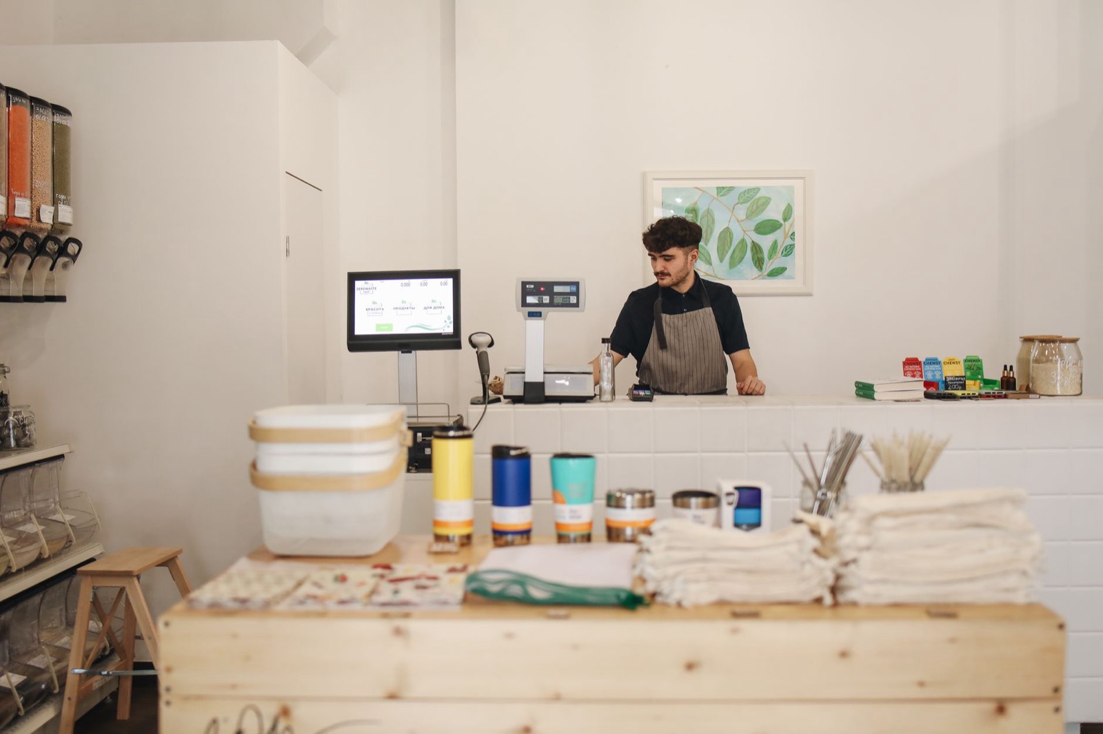 Commerçante organisant les produits sur une étagère de boutique