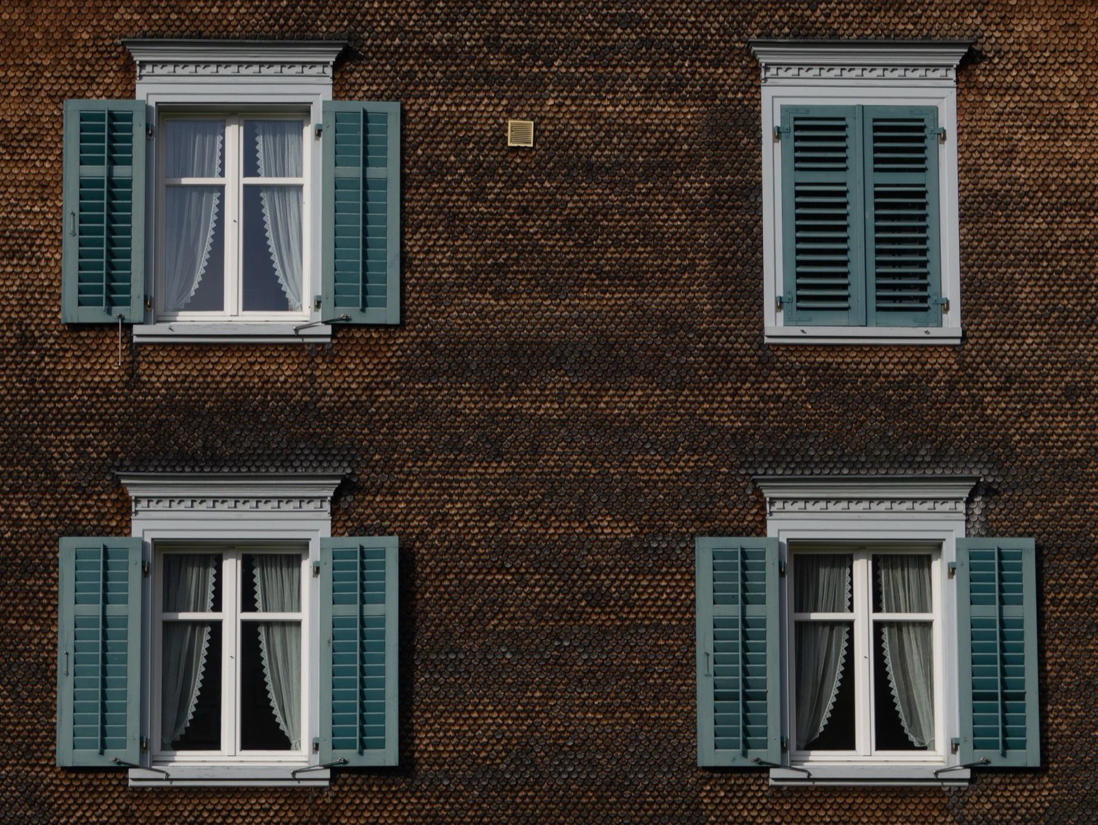 Volets fermés sur une façade de maison, vue depuis l'extérieur