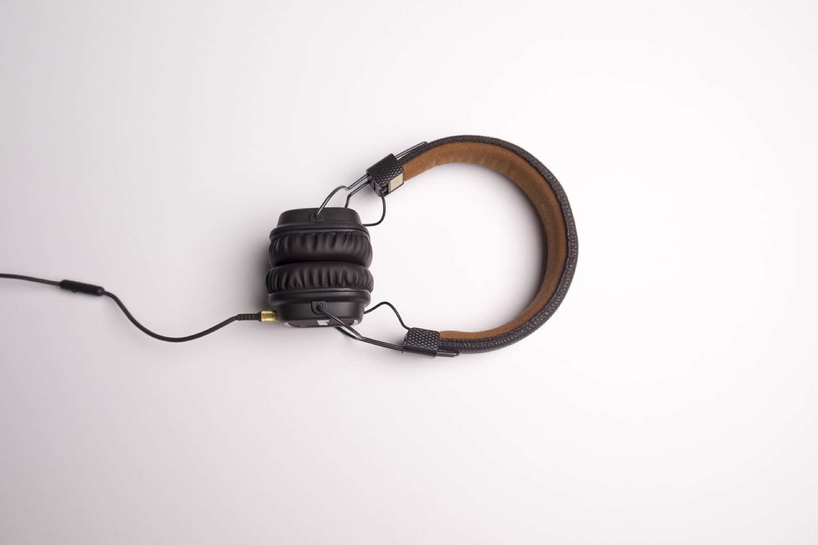 casque audio fermé posé dans une cabine d'enregistrement à la maison