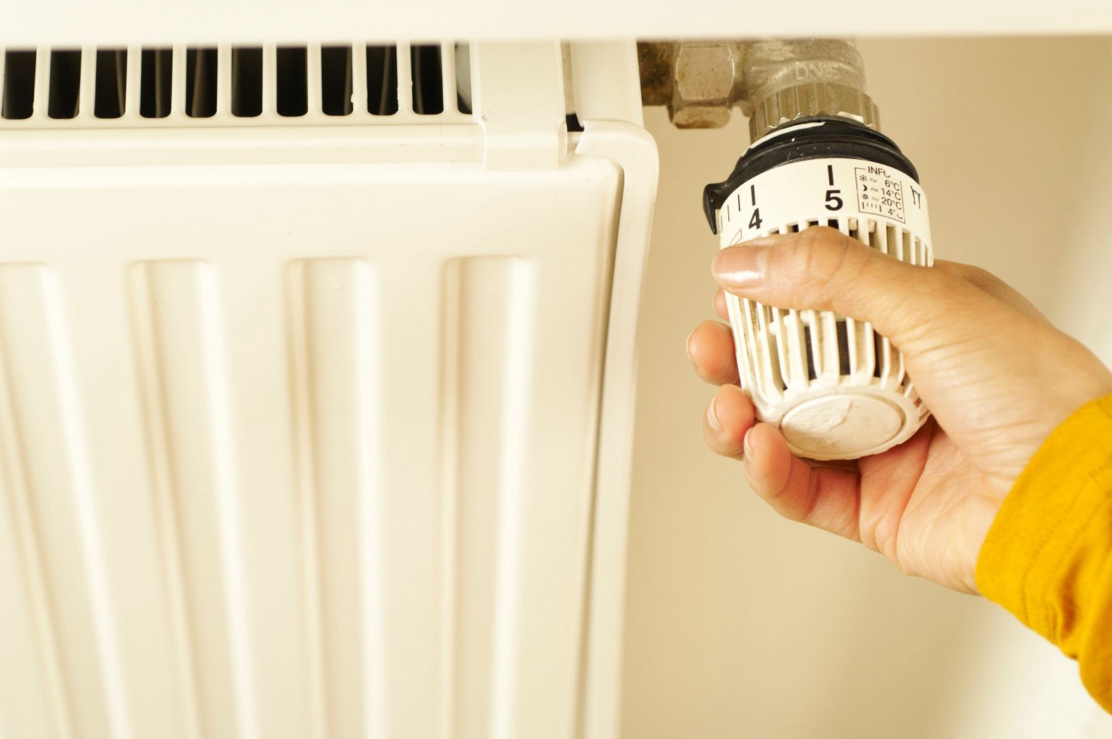 Thermostat de radiateur réglé en hiver dans une maison chauffée