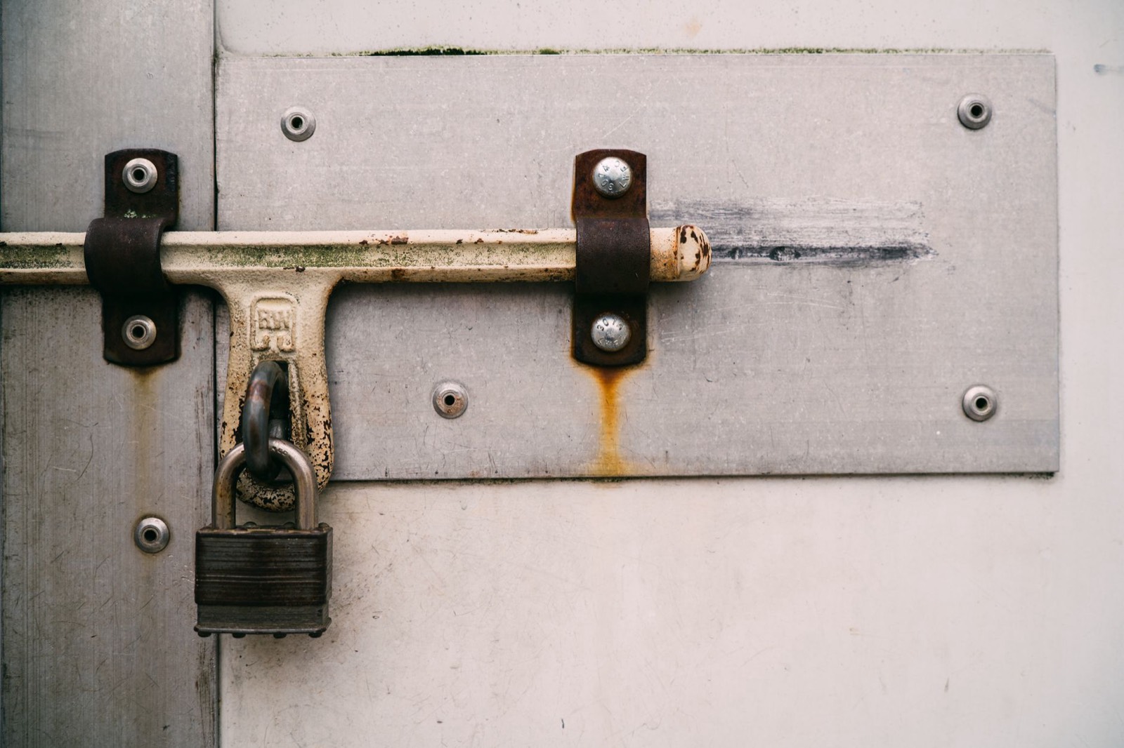 Cadenas fermant la porte d'un box de self-stockage