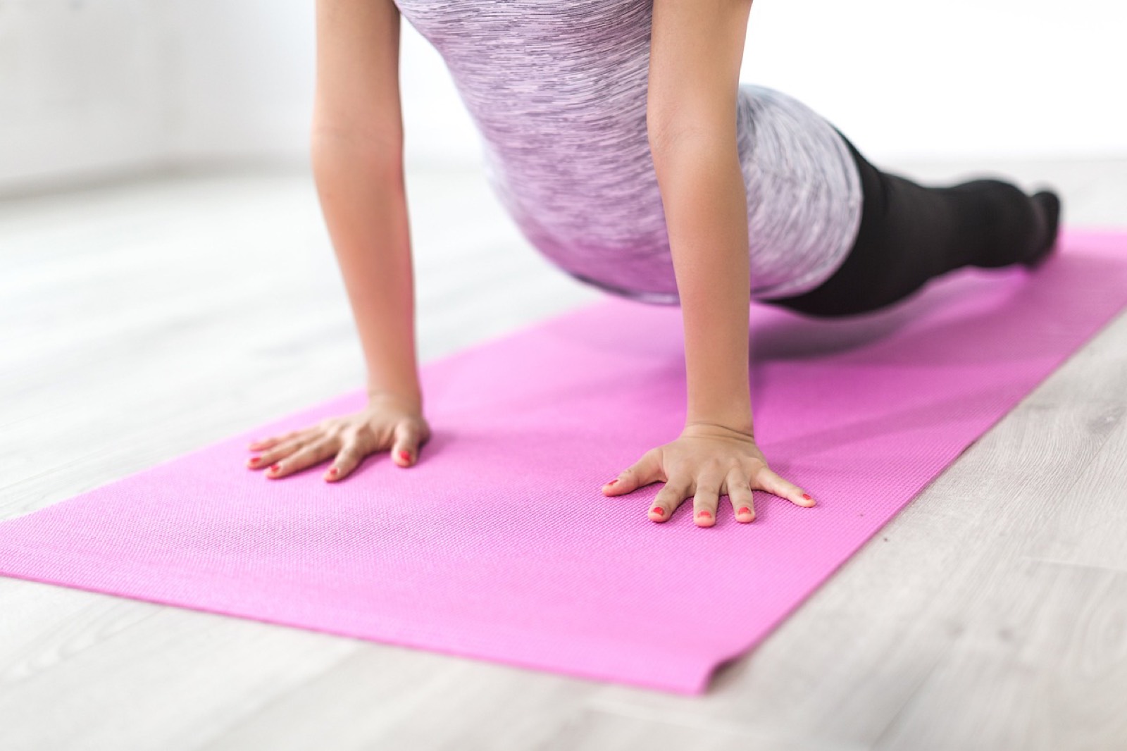 espace dégagé au sol avec tapis pour pratiquer la danse cardio à la maison