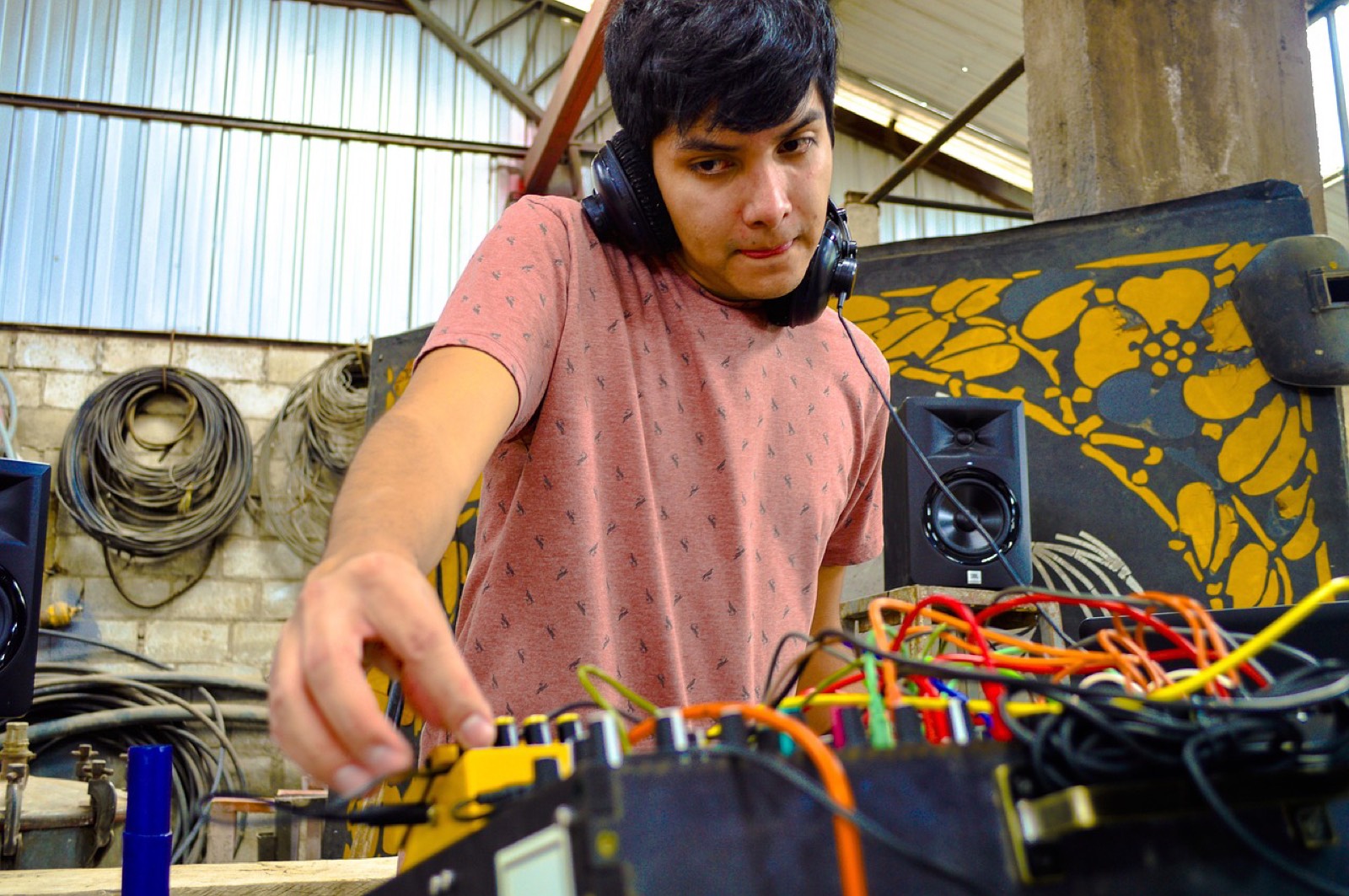 DJ mixant sur une console avec microphone lors d'une animation musicale de mariage