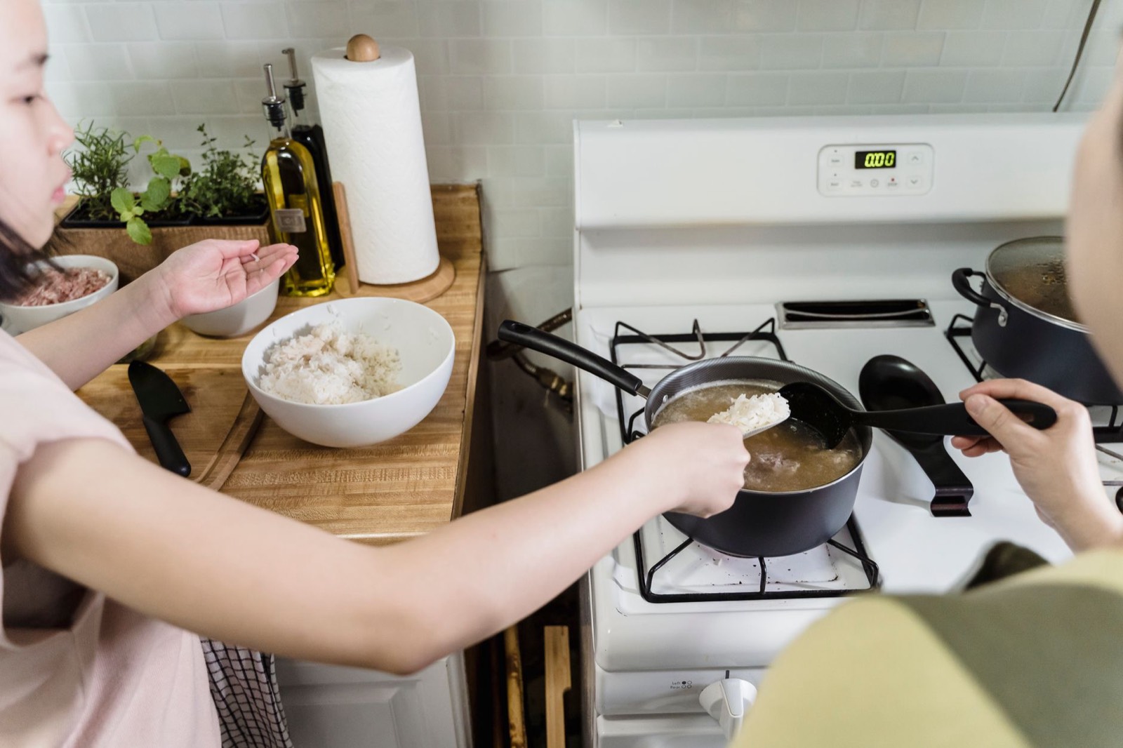 Riz froid préparé en salade sur un plan de travail de cuisine