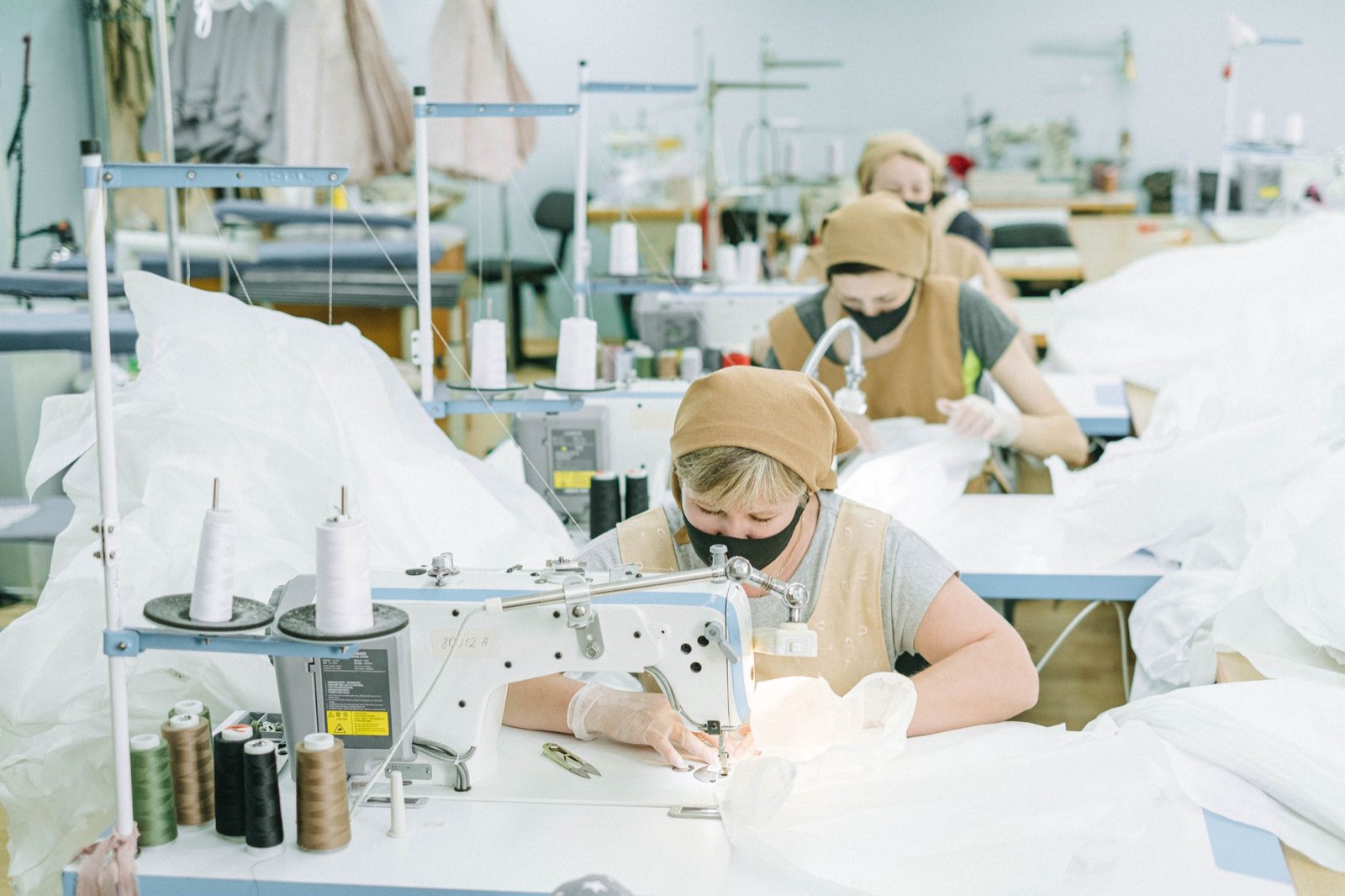 Atelier de confection textile avec machines à coudre