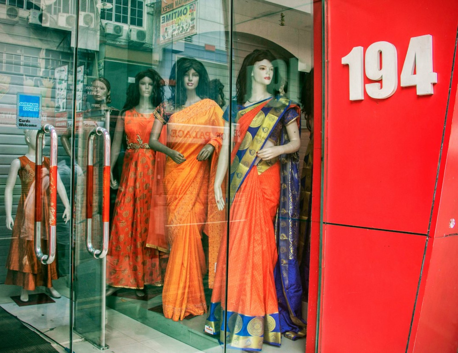 Vitrine de boutique donnant sur la rue, avec des produits mis en scène