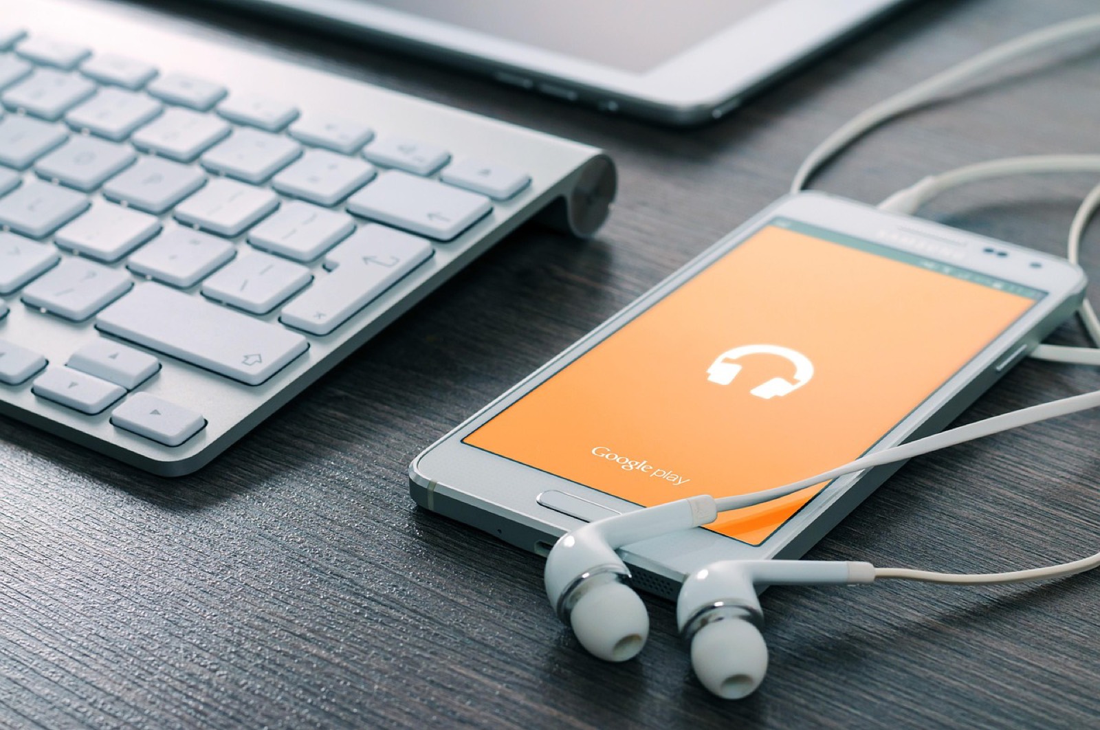 Téléphone posé sur un tapis de sol avec une playlist d'entraînement affichée à l'écran