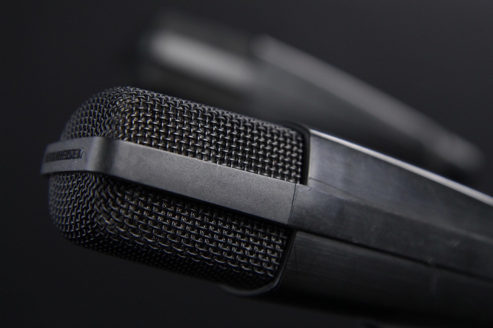 gros plan sur un micro dynamique en studio