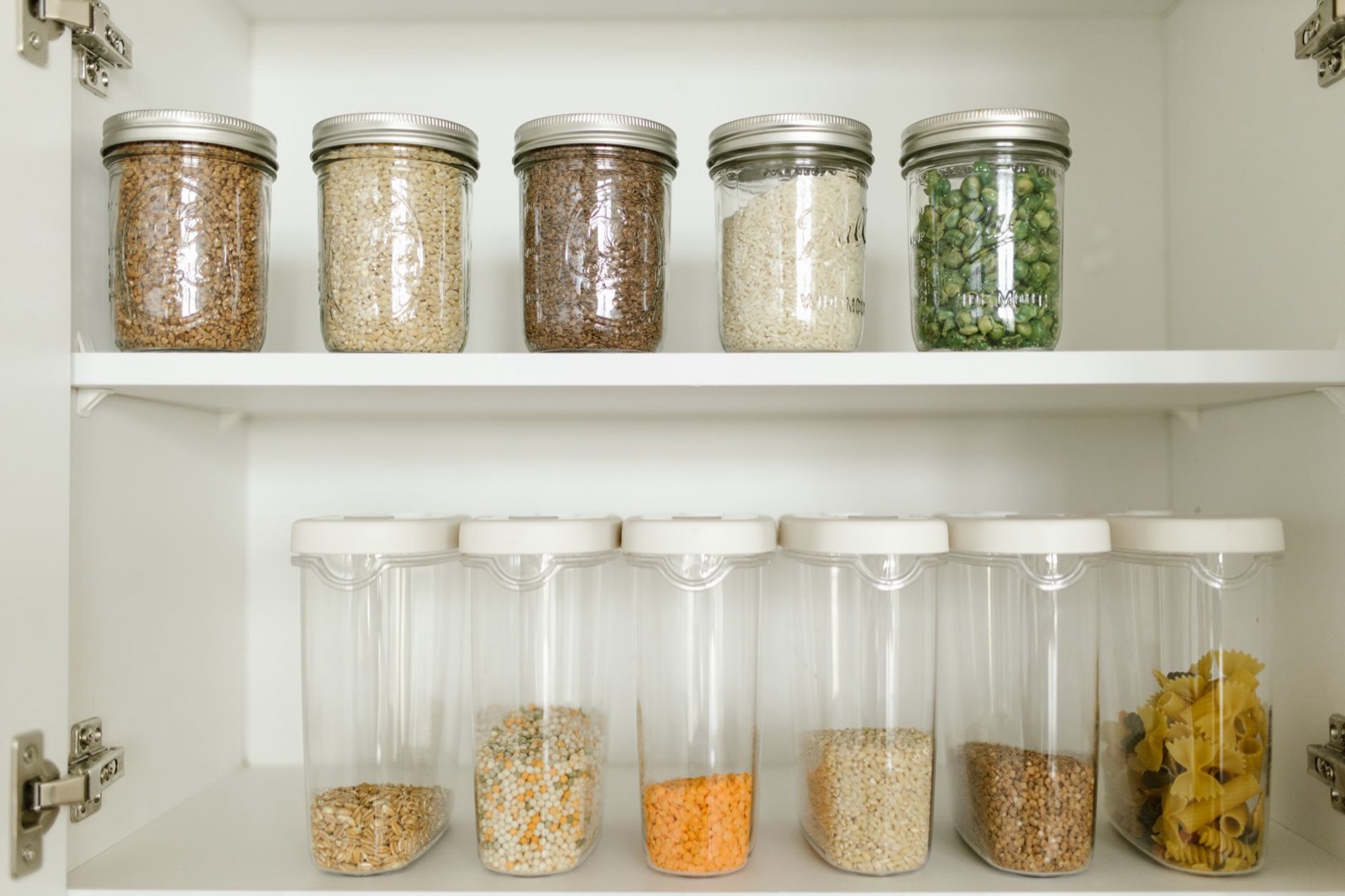 Étagère de cuisine organisée avec des bocaux et boîtes de rangement