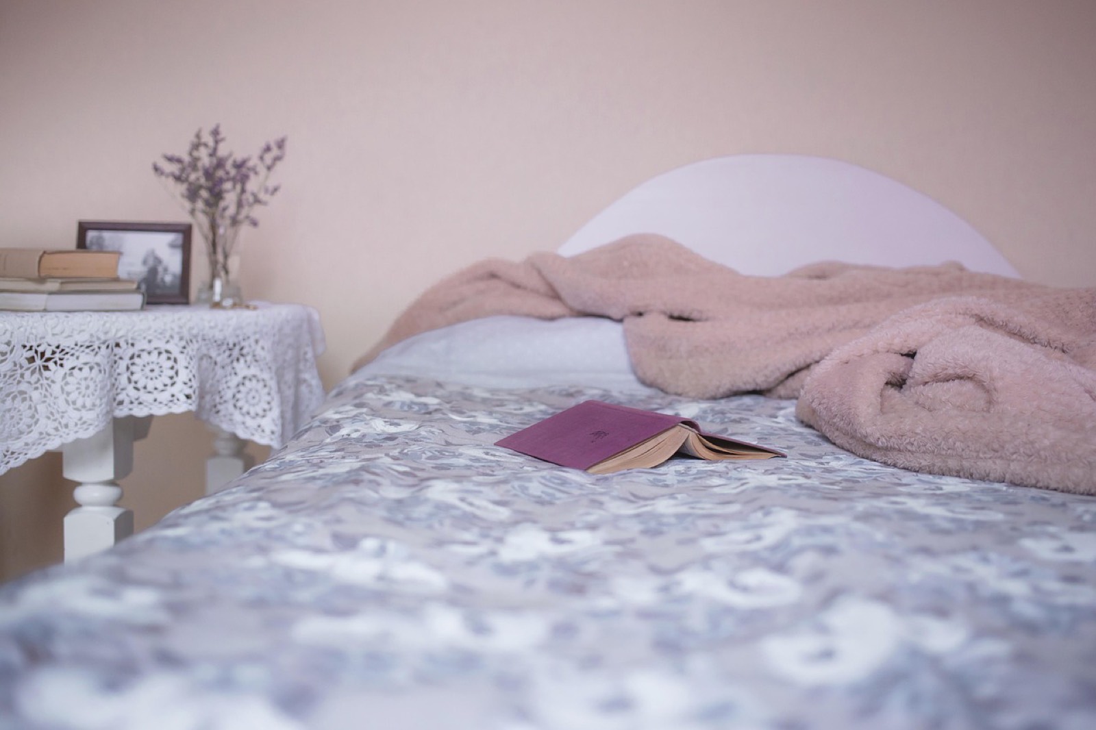 Dortoir simple avec lit et moustiquaire dans un centre de retraite vipassana en Inde
