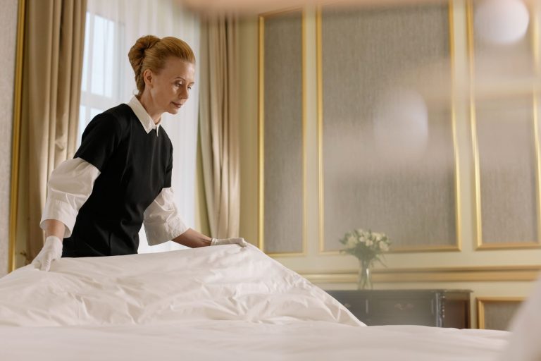 Grève des femmes de chambre : quand la lutte pour une meilleure rémunération redéfinit le secteur hôtelier