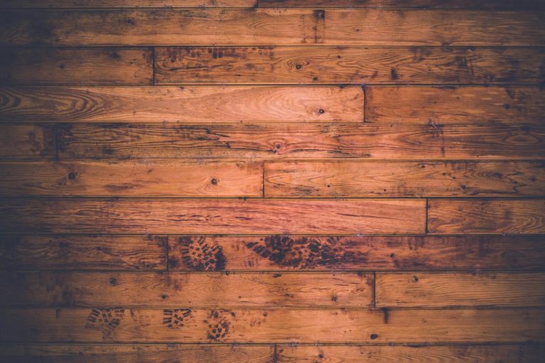 Comment entretenir un parquet en bois pour le préserver durablement ?