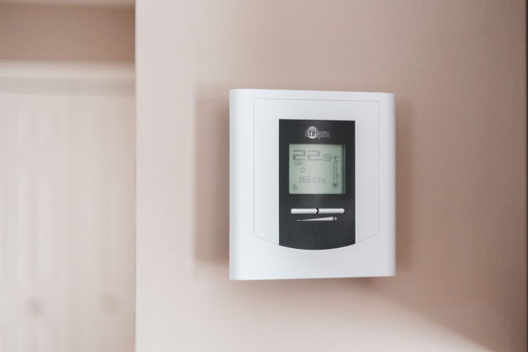 Installation d&rsquo;un thermostat programmable : une obligation repoussée à 2027 !
