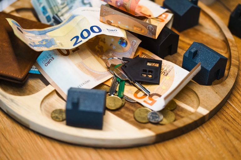 Retraités : découvrez les abattements sur la taxe foncière qui pourraient vous soulager en 2027