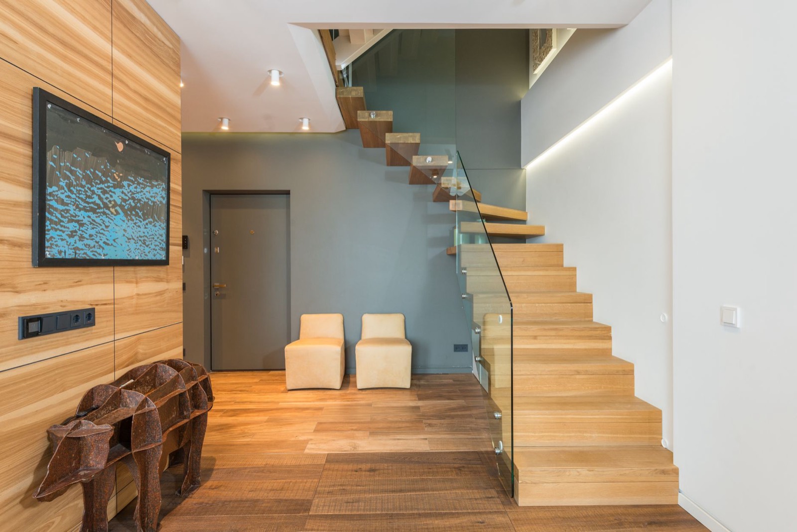 Escalier étroit et mobilier à faire passer lors d'un déménagement