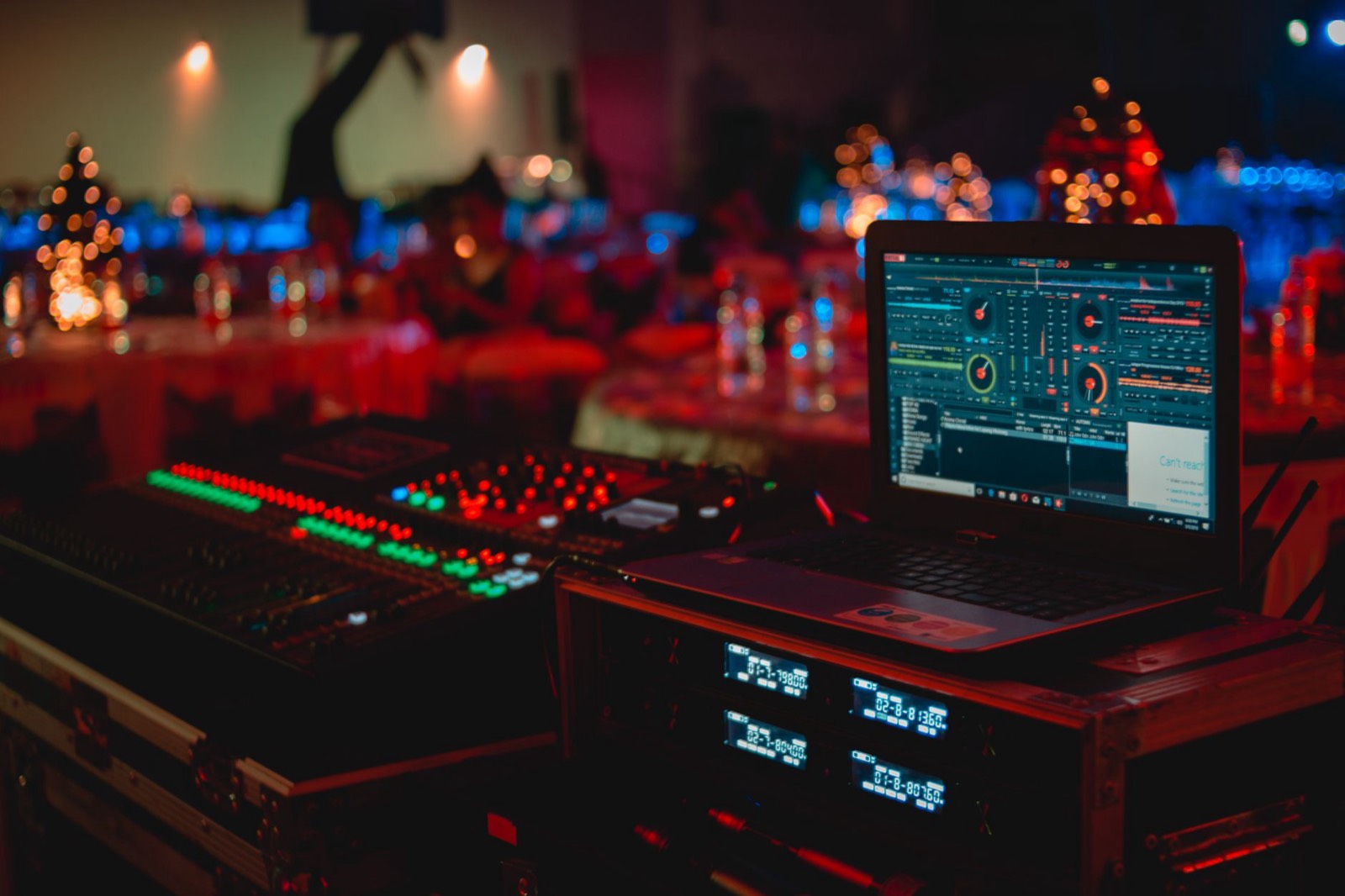 Console de mixage et microphone sur scène, matériel de sonorisation pour animation de mariage