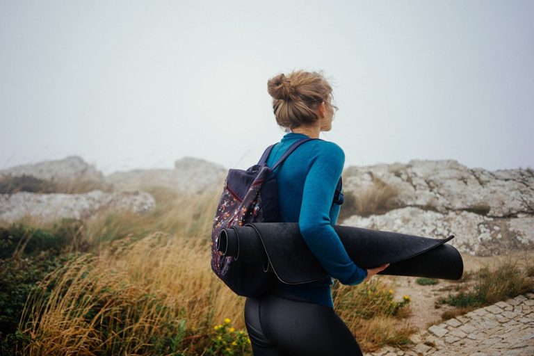 Valise pour une retraite bien-être : ce qu&rsquo;il faut emporter et ranger