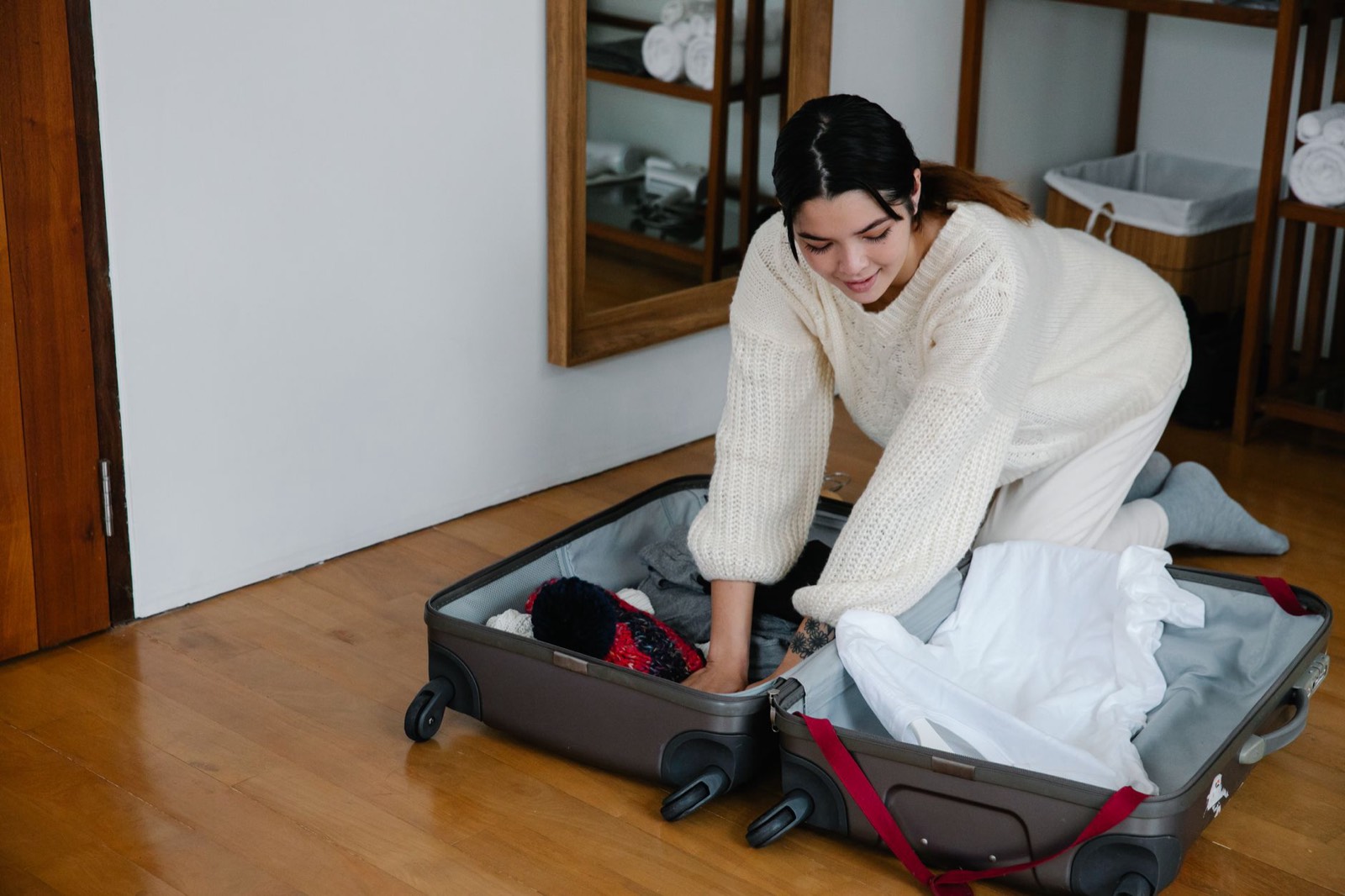 Vêtements pliés et sacs de compression organisés dans une valise ouverte