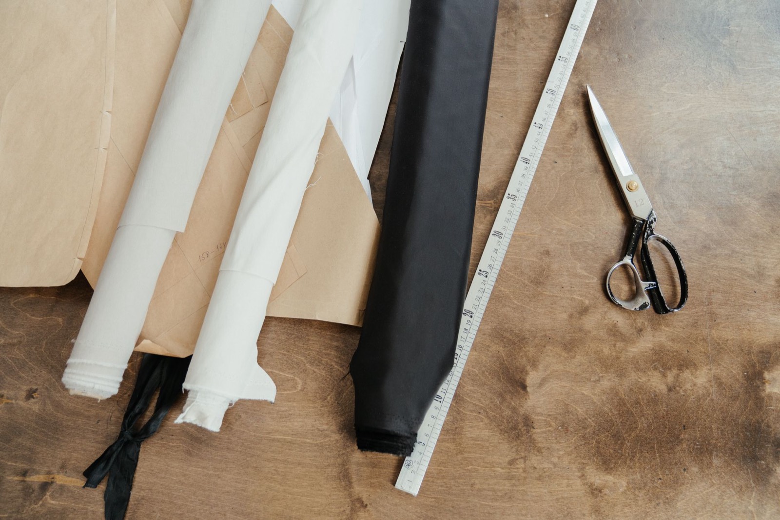 Rouleaux de tissu dans un atelier de confection